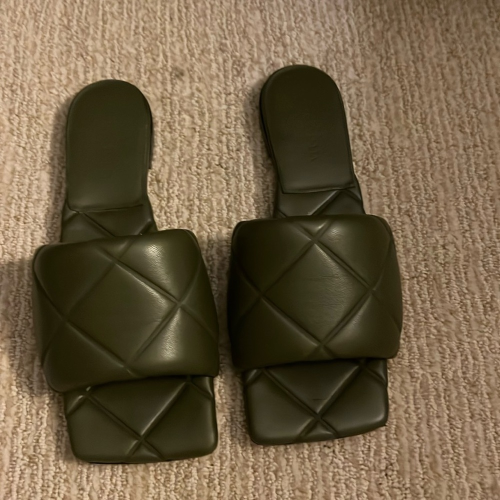 Bottega Veneta Lido Flat Sandal in Olive Green size 39